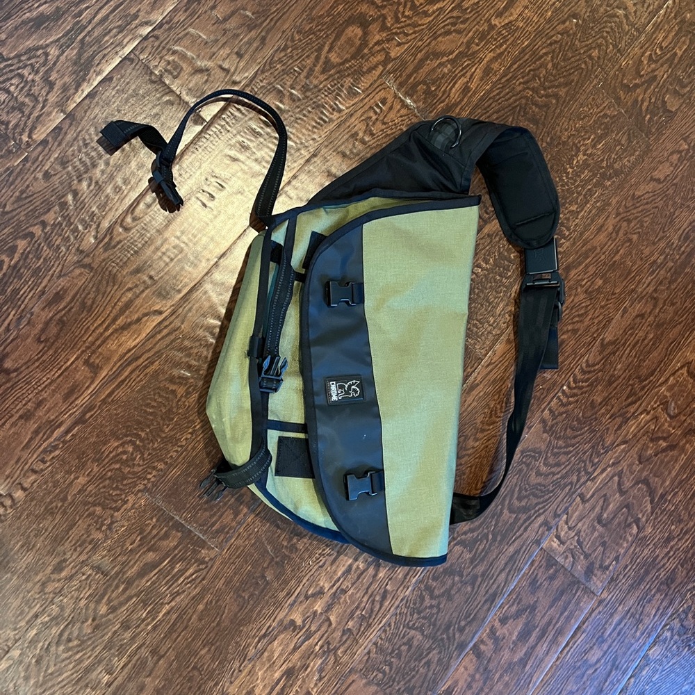 Green chrome messenger bag, mini Metro